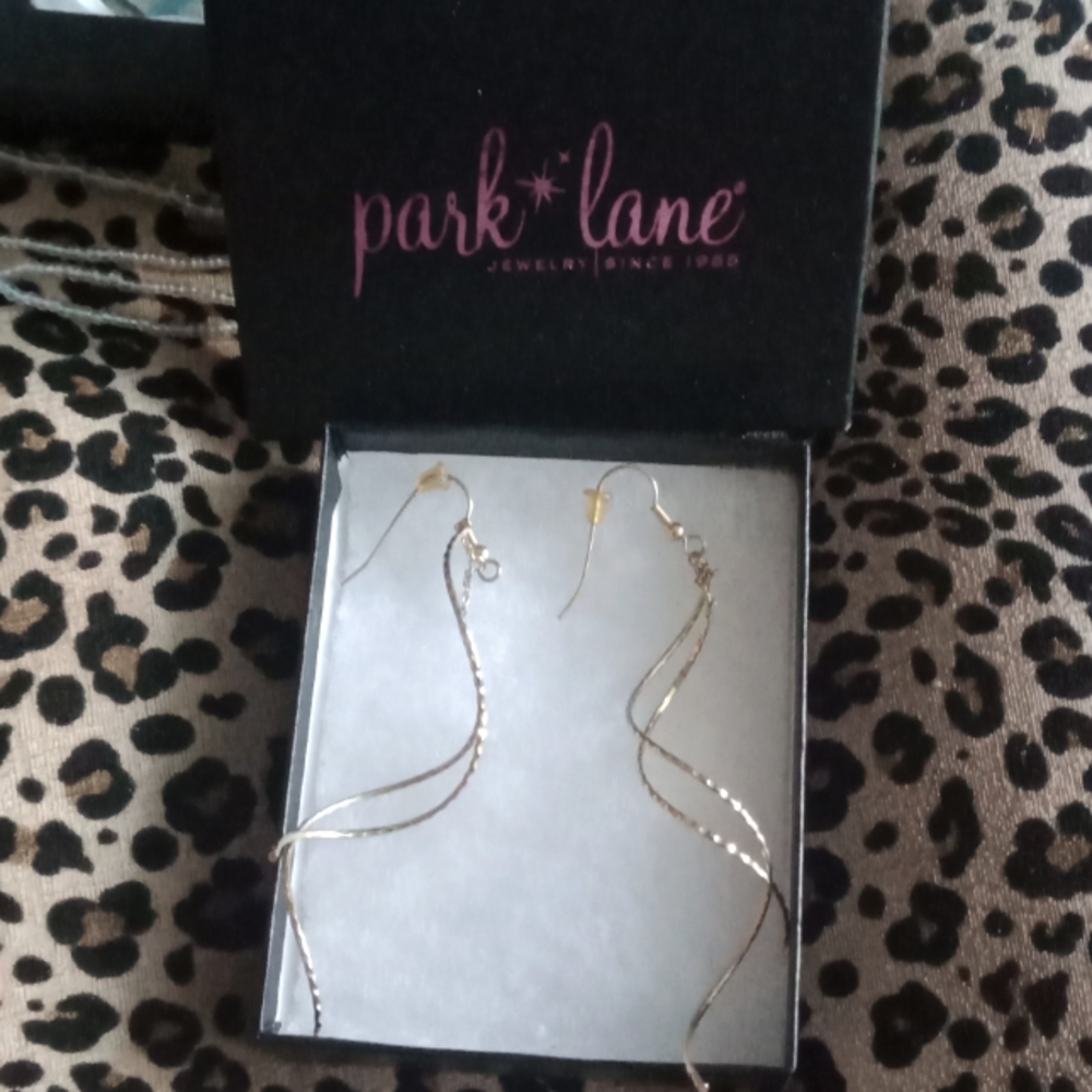 Park Lane Gold dangling earrings